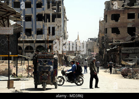 Damasco, Siria. Xviii Apr, 2018. Siri sono visti in una strada nel quartiere Douma, a est di Damasco, Siria, il 18 aprile 2018. Dopo i ribelli' evacuazione dalla Douma prima di questo mese l'intero Ghouta orientale campagna a est di Damasco ha restituito a sotto il controllo del governo. Credito: Ammar Safarjalani/Xinhua/Alamy Live News Foto Stock