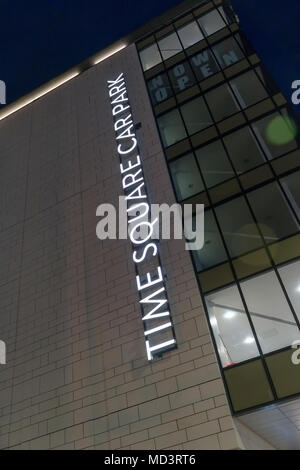 Warrington, Regno Unito. Xviii Apr, 2018. Warrington Town Time Square parcheggio multipiano potrebbe essere denominato edificio del decennio dopo essere stato preselezionato per la BBC a nord-ovest di questa sera "People's Choice edificio del decennio Award'. La votazione finale si aprirà venerdì 27 aprile e si concluderanno venerdì 3 maggio 2018. Nome di Warrington Town Time Square parcheggio sopra la zona pedonale di uscita/ingresso presa agli inizi di notte, 18 aprile 2018 Credit: John Hopkins/Alamy Live News Foto Stock