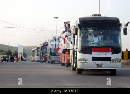 Damasco. Xviii Apr, 2018. Gli autobus il trasporto di rifugiati siriano arrivano al Jdaidet Yabous punto di confine in Damasco, Siria, il 18 aprile 2018. Oltre 500 rifugiati siriano restituito mercoledì dal Libano Siria come essi sono impostati a tornare alle loro case nel sudovest della campagna di Damasco, membro news agency sana segnalati. Credito: Xinhua/Alamy Live News Foto Stock