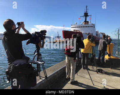 Seattle basata sulla stazione di notizie le troupe film il guardacoste stella polare come preparare il suo equipaggio per ormeggiare la nave al molo su base Seattle, 16 marzo 2018. Stella Polare è 399-piedi lungo, 13.500 tonnellate, 84-piedi largo, ha un 34-piede bozza (lo stesso come una portaerei), 75.000 potenza cavalli e nove motori (sei diesel, tre jet-turbine). Stati Uniti Coast Guard foto di Sottufficiali di seconda classe Flockerzi Ali. Foto Stock