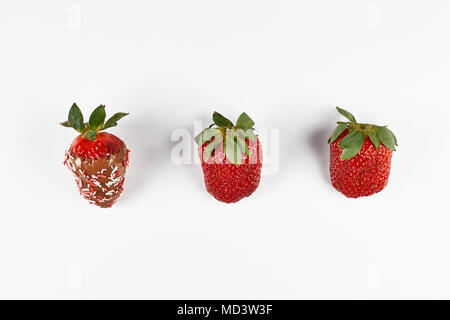 Fragole mature nel cioccolato su sfondo bianco Foto Stock