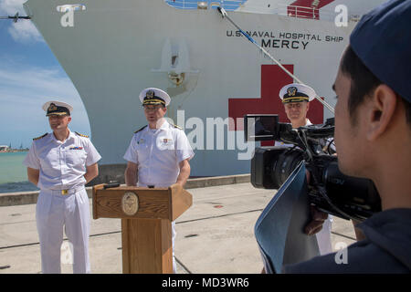 180317-N-ZW825-0241 base navale GUAM (17 marzo 2018) Capt. David Bretz, Comandante della Missione di partenariato Pacifico 2018 (PP18), fa una dichiarazione durante una conferenza stampa dopo l arrivo dei militari di comando Sealift nave ospedale USNS misericordia (T-AH 19) alla Base Navale di Guam nel supporto di PP18. PP18's missione è lavorare collettivamente con host e nazioni partner per migliorare l'interoperabilità a livello regionale di emergenza e capacità di risposta, aumentare la stabilità e la sicurezza nella regione e favorire la nascita di nuove e durature amicizie in tutta la regione Indo-Pacifico. Pacific Partnership, ora nel suo tredicesimo iteratio Foto Stock