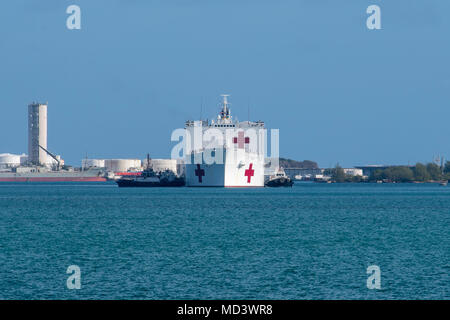 180317-N-ZW825-0037 base navale GUAM (17 marzo 2018) Grande porto rimorchiatori guida Sealift militare il comando nave ospedale USNS misericordia (T-AH 19) come la nave tira nella Base Navale di Guam a sostegno del Partenariato Pacifico 2018 (PP 18). PP18's missione è lavorare collettivamente con host e nazioni partner per migliorare l'interoperabilità a livello regionale di emergenza e capacità di risposta, aumentare la stabilità e la sicurezza nella regione e favorire la nascita di nuove e durature amicizie in tutta la regione Indo-Pacifico. Pacific Partnership, ora nel suo tredicesimo iterazione, è la più grande multinazionale annuale di assistenza umanitaria e dis Foto Stock