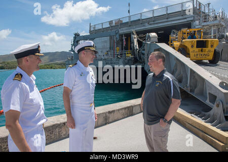 180317-N-ZW825-0342 base navale GUAM (17 marzo 2018) Her Majesty's Royal Navy Capt. Pietro Oliva, vice comandante della missione di partenariato Pacifico 2018 (PP18); PP18 Mission Commander, Cap. David Bretz; e militari di comando Sealift expeditionary trasporto veloce nave USNS Brunswick (T-EPF 6) comandante della nave, Charles nero, discutere di Brunswick del sostegno del PP18 sulla nave è Pier. PP18's missione è lavorare collettivamente con host e nazioni partner per migliorare l'interoperabilità a livello regionale di emergenza e capacità di risposta, aumentare la stabilità e la sicurezza nella regione e incoraggiare i nuovi e duraturi friendsh Foto Stock