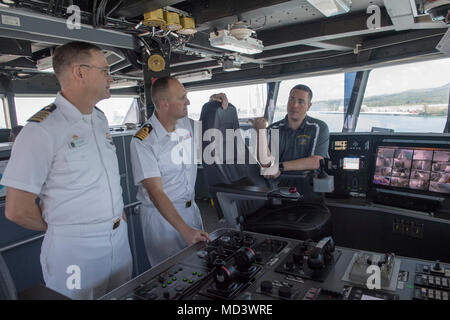 180317-N-ZW825-0453 base navale GUAM (17 marzo 2018) pacifico accordo di partenariato 2018 (PP18) Missione Commander, Cap. David Bretz; PP18 vice comandante della missione, Sua Maestà la Royal Navy Capt. Pietro Oliva; e militari di comando Sealift expeditionary trasporto veloce nave USNS Brunswick (T-EPF 6) comandante della nave Charles nero, discutere di Brunswick del sostegno del PP18 sul ponte. PP18's missione è lavorare collettivamente con host e nazioni partner per migliorare l'interoperabilità a livello regionale di emergenza e capacità di risposta, aumentare la stabilità e la sicurezza nella regione e favorire la nascita di nuove e duratura amicizia Foto Stock