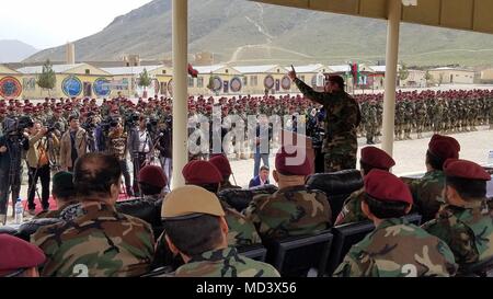 828 esercito nazionale afghano soldati ha conquistato il titolo di commando sulla graduazione dal ventiduesimo Commando Corso di qualificazione all'ANA il Comando Operazioni Speciali scuola di eccellenza a Camp Commando, vicino a Kabul, Afghanistan, Marzo 18, 2018. I commandos sono i blocchi di costruzione per Afghan speciali forze di sicurezza la crescita che ha avuto inizio nel mese di agosto 2017. (NSOCC-una foto di Robert Ditchey) Foto Stock