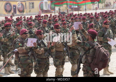 828 esercito nazionale afghano soldati ha conquistato il titolo di commando sulla graduazione dal ventiduesimo Commando Corso di qualificazione all'ANA il Comando Operazioni Speciali scuola di eccellenza a Camp Commando, vicino a Kabul, Afghanistan, Marzo 18, 2018. I commandos sono i blocchi di costruzione per Afghan speciali forze di sicurezza la crescita che ha avuto inizio nel mese di agosto 2017. (NSOCC-una foto di Robert Ditchey) Foto Stock