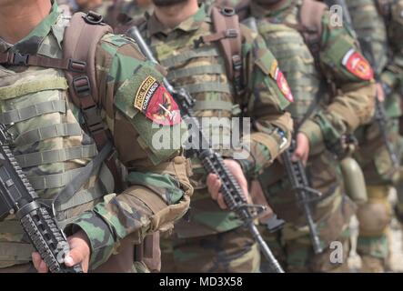 828 esercito nazionale afghano soldati ha conquistato il titolo di commando sulla graduazione dal ventiduesimo Commando Corso di qualificazione all'ANA il Comando Operazioni Speciali scuola di eccellenza a Camp Commando, vicino a Kabul, Afghanistan, Marzo 18, 2018. I commandos sono i blocchi di costruzione per Afghan speciali forze di sicurezza la crescita che ha avuto inizio nel mese di agosto 2017. (NSOCC-una foto di Robert Ditchey) Foto Stock