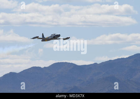 Greg manovre Coyler la sua T-33 velivoli, "l'Asso Maker" durante una dimostrazione di acrobazia aerea a Luke Giorni, Luke Air Force Base, Ariz., Marzo 17, 2018. Luca giorni dimostra la Air Force continui progressi nella costruzione del futuro di airpower con militari e civili di aria agisce inclusi gli Stati Uniti. Navy Blue Angels, F-35 e F-22 visualizza statico, scienza, tecnologia, ingegneria, matematica e mostre e le operazioni militari per le dimostrazioni. (U.S. Air Force foto/SSgt Chris Moore) Foto Stock