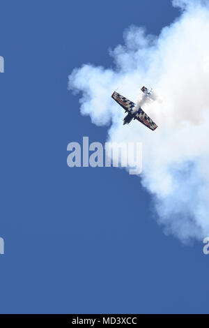 Bob Freeman piloti il suo EXTRA 330SC attraverso i cieli di Luca giorni, dimostrando la sua capacità di acrobazia, Luke Air Force Base, Ariz., Marzo 17, 2018. Luca giorni dimostra la Air Force continui progressi nella costruzione del futuro di airpower con militari e civili di aria agisce inclusi gli Stati Uniti. Navy Blue Angels, F-35 e F-22 visualizza statico, scienza, tecnologia, ingegneria, matematica e mostre e le operazioni militari per le dimostrazioni. (U.S. Air Force foto/SSgt Chris Moore) Foto Stock