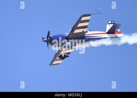 Bob Freeman piloti il suo EXTRA 330SC attraverso i cieli di Luca giorni, dimostrando la sua capacità di acrobazia, Luke Air Force Base, Ariz., Marzo 17, 2018. Luca giorni dimostra la Air Force continui progressi nella costruzione del futuro di airpower con militari e civili di aria agisce inclusi gli Stati Uniti. Navy Blue Angels, F-35 e F-22 visualizza statico, scienza, tecnologia, ingegneria, matematica e mostre e le operazioni militari per le dimostrazioni. (U.S. Air Force foto/SSgt Chris Moore) Foto Stock