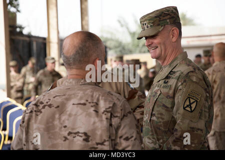 Il Mag. Gen. Walter Piatt, incoming comandante generale delle forze combinate terra comando di componente -- Operazione inerente a risolvere e la decima divisione di montagna e Fort Drum, New York, colloqui con un leader della coalizione prima del trasferimento di autorità cerimonia a Baghdad, Iraq, Marzo 19, 2018. Decimo MTN ha preso il comando di CJFLCC-funzione OIR, una coalizione di 23 regionali e internazionali di nazioni che sono unite insieme per consentire a una partnership le forze per sconfiggere ISIS in Iraq e ripristinare la stabilità e la sicurezza. (US Army Foto di U.S. Foto dell'esercito da Staff Sgt. Michael Reinsch) Foto Stock