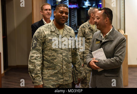 Stati Uniti Air Force Chief Master Sgt. Phillip Easton, Stati Uniti Forze Aeree in Europa - Forze Aeree Africa command chief, visitato Incirlik Air Base, Turchia, Marzo 14, 2018. Insieme con il Touring restauri alla base, Easton è stato informato sui Airman Leadership School, primo termine aviatori Center e Università di Titan. (U.S. Air Force foto di Airman 1. Classe Ottavio Thompson) Foto Stock