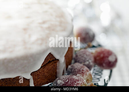Torta ghiacciata sul cavalletto la torta con lo zucchero glassato uve, close up Foto Stock