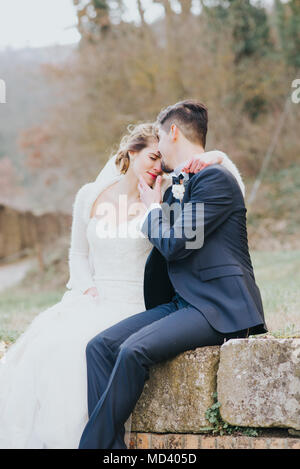 Ritratto di sposa e lo sposo sulla corsia di paese Foto Stock