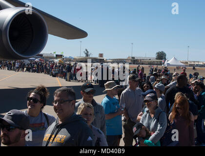 Air show partecipanti attendere per immettere una C-5 Galaxy durante Luca giorni a Luke Air Force Base, Ariz., Marzo 18, 2018. Luca giorni dimostra la Air Force continui progressi nella costruzione del futuro di airpower con militari e civili di aria agisce inclusi gli Stati Uniti. Navy Blue Angels, F-35 e F-22 visualizza statico, scienza, tecnologia, ingegneria, matematica e mostre e le operazioni militari per le dimostrazioni. (U.S. Air Force foto di Tech. Sgt. Clinton Atkins) Foto Stock