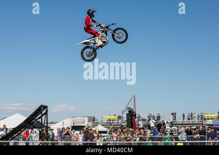 Motociclisti con il Metal Mulisha equipaggio eseguire freestyle motocross trucchi e acrobazie durante il 2018 Yuma Airshow di ospitati da Marine Corps Air Station Yuma, Ariz., Sabato, 17 marzo 2018. L'Airshow di ICM è Yuma solo airshow di militari dell'anno e offre alla comunità la possibilità di vedere antenna emozionanti ed esecutori di massa per libero mentre interagiscono con Marines e marinai. (U.S. Marine Corps foto di Sgt. Allison Lotz) Foto Stock