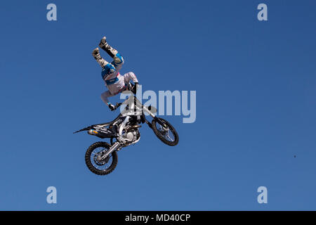 Motociclisti con il Metal Mulisha equipaggio eseguire freestyle motocross trucchi e acrobazie durante il 2018 Yuma Airshow di ospitati da Marine Corps Air Station Yuma, Ariz., Sabato, 17 marzo 2018. L'Airshow di ICM è Yuma solo airshow di militari dell'anno e offre alla comunità la possibilità di vedere antenna emozionanti ed esecutori di massa per libero mentre interagiscono con Marines e marinai. (U.S. Marine Corps foto di Sgt. Allison Lotz) Foto Stock