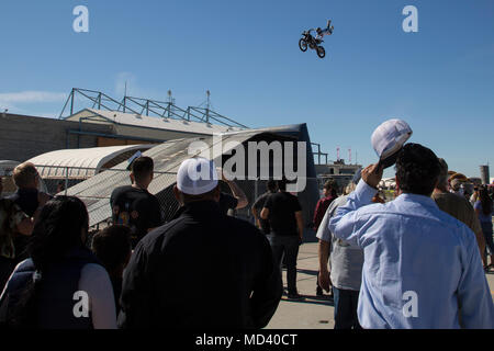 Motociclisti con il Metal Mulisha equipaggio eseguire freestyle motocross trucchi e acrobazie durante il 2018 Yuma Airshow di ospitati da Marine Corps Air Station Yuma, Ariz., Sabato, 17 marzo 2018. L'Airshow di ICM è Yuma solo airshow di militari dell'anno e offre alla comunità la possibilità di vedere antenna emozionanti ed esecutori di massa per libero mentre interagiscono con Marines e marinai. (U.S. Marine Corps foto di Sgt. Allison Lotz) Foto Stock