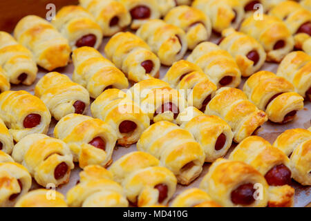 Hot Dog laminati in pasta sfoglia salsicce in pasta Foto Stock