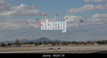 Il 2018 Yuma rivestimento padiglione Airshow, il Patriots Jet Team, eseguire un acrobatico display antenna per gli spettatori durante il 2018 Yuma Airshow di ospitati da Marine Corps Air Station Yuma, Ariz., Sabato, 17 marzo 2018. Patriots Jet Team, il più grande civile-proprietà aerobatic team jet nell'emisfero occidentale, è iniziato con la visione di una sola persona: Randy Howell. Alimentato dalla passione per l'aviazione fin dall'infanzia, divenne Howell ha la missione di creare un sei-jet dimostrazione precisione team che potrebbe intrattenere, ispirare ed educare. L'Airshow di ICM è Yuma solo airshow di militari dell'anno e fornisce t Foto Stock