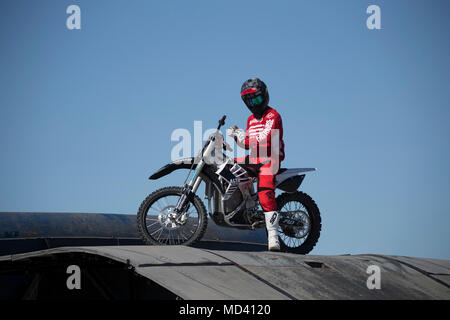 Motociclisti con il Metal Mulisha equipaggio eseguire freestyle motocross trucchi e acrobazie durante il 2018 Yuma Airshow di ospitati da Marine Corps Air Station Yuma, Ariz., Sabato, 17 marzo 2018. L'Airshow di ICM è solo Yumas airshow di militari dell'anno e offre alla comunità la possibilità di vedere antenna emozionanti ed esecutori di massa per libero mentre interagiscono con Marines e marinai. (U.S. Marine Corps photo by Lance Cpl. Joel Soriano) Foto Stock