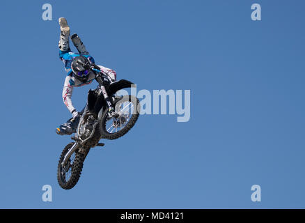 Motociclisti con il Metal Mulisha equipaggio eseguire freestyle motocross trucchi e acrobazie durante il 2018 Yuma Airshow di ospitati da Marine Corps Air Station Yuma, Ariz., Sabato, 17 marzo 2018. L'Airshow di ICM è Yuma solo airshow di militari dell'anno e offre alla comunità la possibilità di vedere antenna emozionanti ed esecutori di massa per libero mentre interagiscono con Marines e marinai. (U.S. Marine Corps photo by Lance Cpl. Joel Soriano) Foto Stock