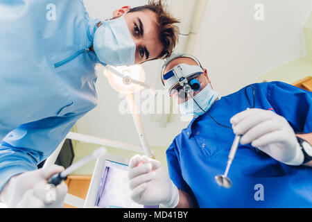 Dentista e infermiere trattamento paziente, il punto di vista personale Foto Stock