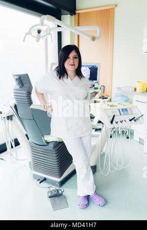 Ritratto di donna dentista in studio dentistico Foto Stock