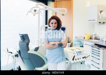 Ritratto di donna dentista in studio dentistico Foto Stock