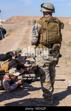 Una nuova Zelanda Defence Force Stati, con la Task Force Taji, osserva soldati iracheni assegnati a 74a Brigata arma durante il processo di familiarizzazione con il M40A6 fucile da cecchino a Camp Taji, Iraq, 11 marzo 2018. Dal 2014, il funzionamento inerenti risolvere i deputati hanno costruito la capacità di base di più di 130.000 le forze di sicurezza irachene addestrati per sconfiggere ISIS entro le forze di sicurezza irachene, è giunto il momento di potenziare tali funzionalità per prevenire la ricomparsa di Iside e di creare stabilità entro la loro nazione. (U.S. Esercito foto di Spc. Audrey Ward) Foto Stock