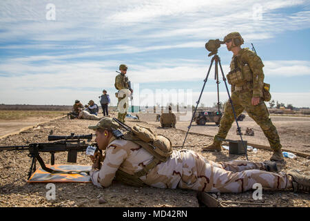 Esercito Australiano Cpl. Luke Ryder, con la Task Force Taji, spot per un soldato iracheno sparando un M M40 bullone-azione fucile da cecchino durante l'azzeramento della porzione di precisione di tiro avanzato della formazione di Camp Taji, Iraq, Marzo 18, 2018. Camp Taji è una Combined Joint Task Force - Funzionamento inerenti risolvere migliorata capacità del partner location dedicate alla formazione delle forze di partner e di migliorare la loro efficacia. (U.S. Esercito foto di Spc. Audrey Ward) Foto Stock