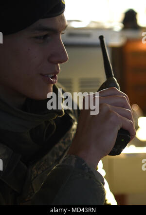 Airman 1. Classe Brandon Hilliard, voce di installazione di controller con la 319delle forze di sicurezza Squadron, conduce un controllo radio prima di finire il suo turno di Marzo 7, 2018 a Grand Forks Air Force Base, N.D. Hilliard è stata una voce di installazione di controller e dice che la sua parte preferita del lavoro è in grado di interagire con più persone al giorno. (U.S. Air Force Foto di Airman 1. Classe Elora J. Martinez) Foto Stock