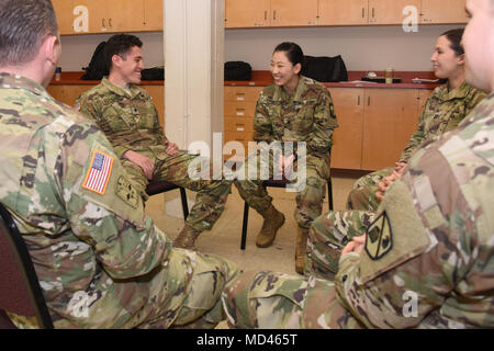 Cadetti presso la University of California a Berkeley, Esercito battaglione ROTC preparare per ascoltare gli ufficiali e sottufficiali dal 229i militari del battaglione di intelligence, U.S. Elemento dell'esercito a difesa Istituto di Lingua Estera Language Centre, Presidio di Monterey, Marzo 16. Durante le due ore di-pannelli lunghi i cadetti impegnati in un costruttivo e mirato di conversazioni con il 229th. (U.S. Esercito foto di Patrick Bray/rilasciato) Foto Stock