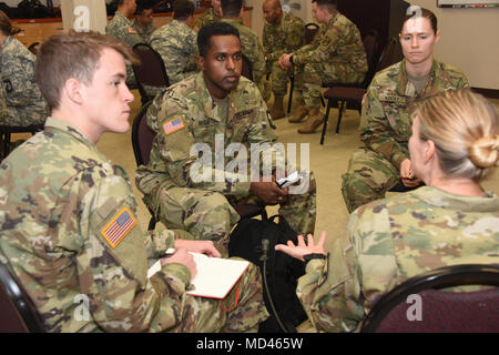 Lt. Col. Toni Sabo (estrema destra), Comandante della 229i militari del battaglione di intelligence, U.S. Elemento dell'esercito a difesa Istituto di Lingua Estera Language Centre, Presidio di Monterey, parla con i cadetti presso la University of California a Berkeley, Esercito battaglione ROTC Marzo 16. Durante le due ore di-pannelli lunghi i cadetti impegnati in un costruttivo e mirato di conversazioni con esercito di ufficiali e sottufficiali dal 229th. (U.S. Esercito foto di Patrick Bray/rilasciato) Foto Stock