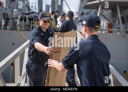 180316-N-KA046-0012 NAVALE ATTIVITÀ DI SUPPORTO SOUDA BAY, Grecia (16 marzo 2018) - Sonar Technician (Superficie) 2a classe Austin Ward passa in una scatola di cartone durante un gruppo di lavoro a bordo della Arleigh Burke-class guidato-missile destroyer USS Carney (DDG 64), al supporto navale attività Souda Bay, Grecia, 16 marzo 2018. Carney, distribuita a Rota, Spagna, è sulla sua quarta patrol NEGLI STATI UNITI Sesta flotta area di operazioni a sostegno degli enti regionali alleati e partner, e degli Stati Uniti gli interessi di sicurezza nazionali in Europa e in Africa. (U.S. Foto di Marina di Massa lo specialista di comunicazione 2a classe James R. Turner/R Foto Stock