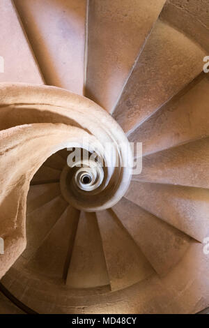 Guardando verso il basso sulla scalinata di marmo a spirale dentro la Iglesia de Santa Maria la Mayor chiesa, Ronda, Andalusia, Spagna, Europa Foto Stock