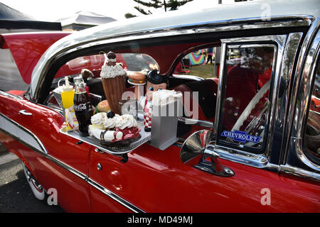 Fake cibo sul car hop vassoio nella finestra Foto Stock