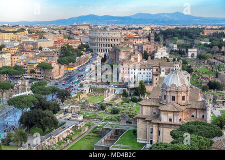 Panorama di Roma con Roma Colosseo e il Foro Romano, Italia. Foto Stock