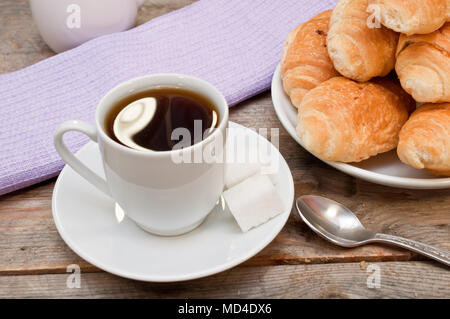 Caffè con croissant sul tavolo di legno Foto Stock