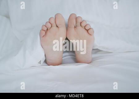 Femmina raccolto piedi sotto coperta Foto Stock