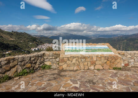 Punto di vista che si affaccia Algatocin, spagnolo villaggio bianco nelle montagne della valle de genal, villaggio di montagna, Andalusia, Spagna. Foto Stock