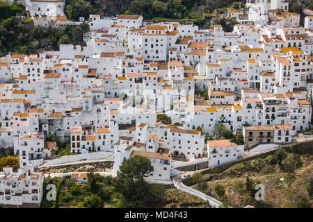Casares,bianco lavato in stile moresco villaggio, città, Andalusia, Spagna Foto Stock