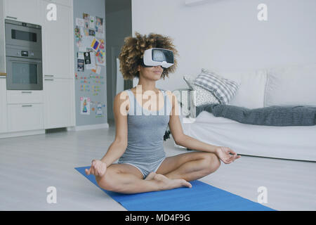 Contenuto donna meditando di occhiali VR Foto Stock