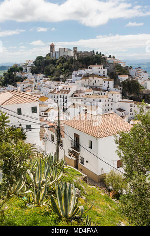 Casares,bianco lavato in stile moresco villaggio, città, Andalusia, Spagna Foto Stock