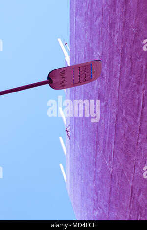 Lampada Vintage post e lampada in mattoni color pastello creative texture e pattern per la progettazione e la decorazione di isolare su sfondo close up Foto Stock