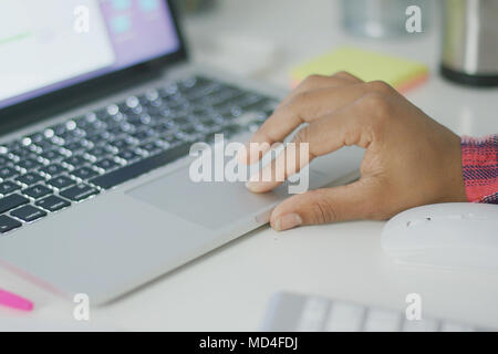 Anonimo donna utilizzando laptop Foto Stock