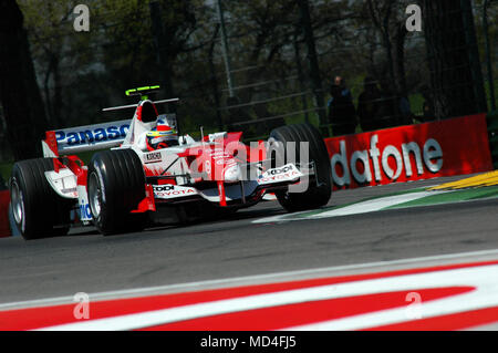 22 aprile 2005, il Gran Premio di San Marino di Formula Uno. Jarno Trulli auto Toyota F1 durante la sessione di Qualyfing sul circuito di Imola in Italia. Foto Stock