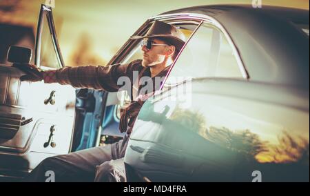 American Classic Muscle Car Driver Cowboy nel suo 30s. Wester usura stile fuorilegge. Foto Stock