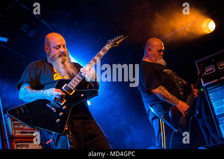 Norvegia, Bergen - Aprile 15, 2018. I fanghi americano metal band Palanca esegue un concerto dal vivo a Hulen a Bergen. Qui il chitarrista e cantante Kirk Windstein (L) è visto dal vivo sul palco con il bassista Todd strano (R). (Photo credit: Gonzales foto - Jarle H. Moe). Foto Stock